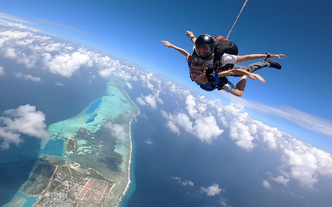 كانديما المالديف تطلق أروع أنواع الأدرينالين عبر البرنامج الجديد للقفز بالمظلات