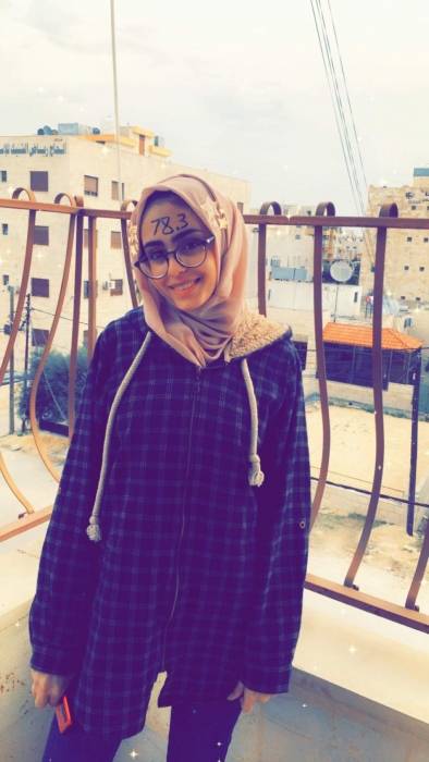 الزميلة رهف أيمن تهنئ رايه حسن هيدل بنجاحها في الثانوية العامة