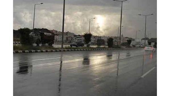 الدوريات الخارجية: جميع الطرق الخارجية سالكة وانهيارت طينية جاري العمل على ازالتها على طريق الموجب العلوي