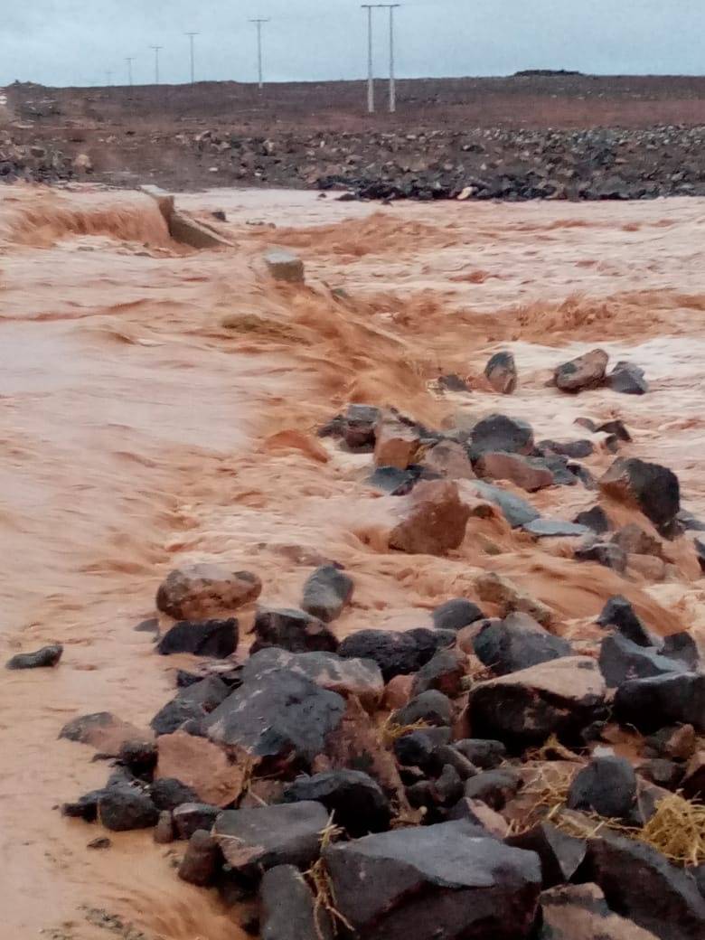 ‏السيول تجرف مركبة داخلها 3 أشخاص غرب الرويشد .. وما يزال البحث جاري عنهم