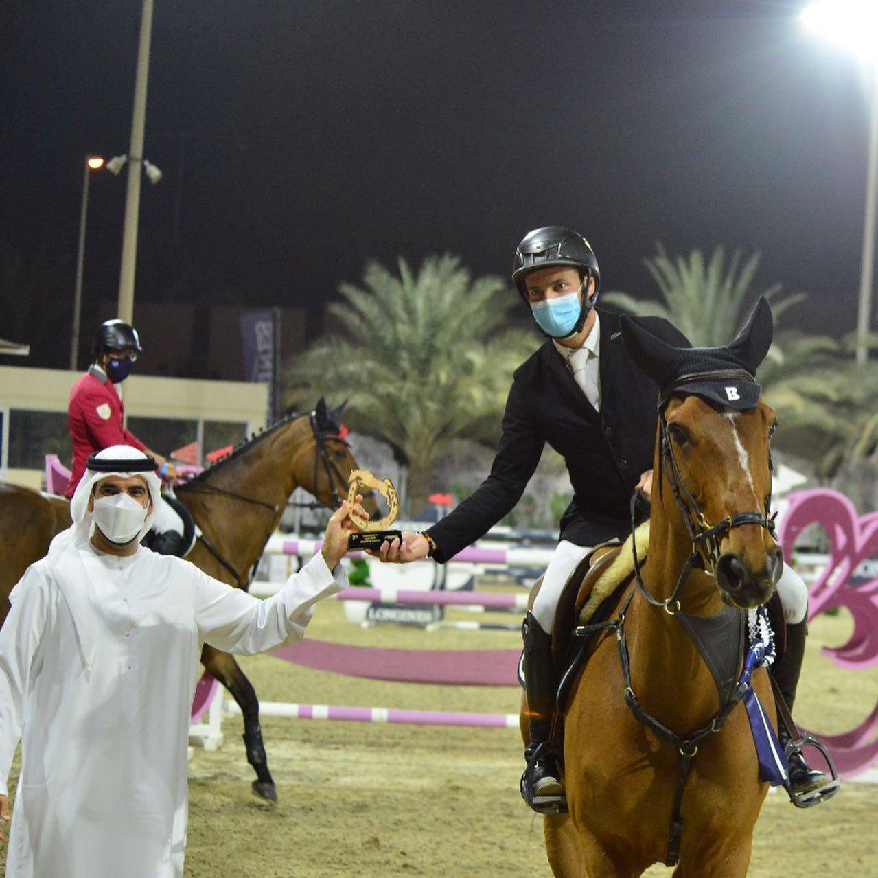 تتويج الفرسان الفائزين في الشوط المؤهل لشوط الجائزة الكبرى شوط لونجين ببطولة الشارقة الدولية 21