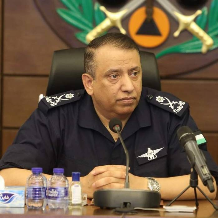 مدير الامن العام يُكرم رجل امن ساعد امرأة مسنة تقطعت بها السبل في مدينة العقبة