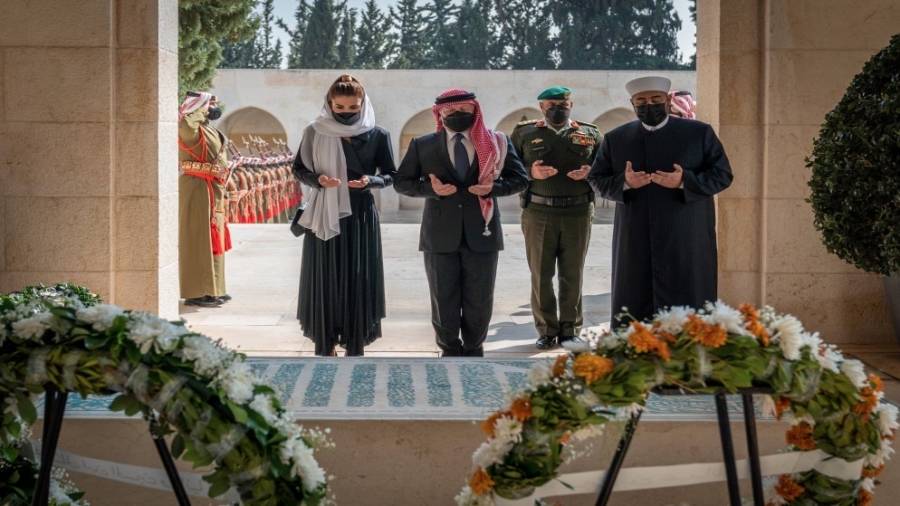 الملك والملكة وولي العهد يزورون ضريح الملك الحسين