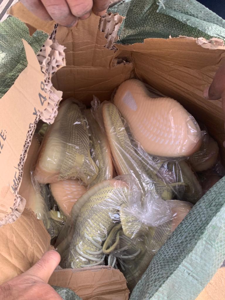 الجمارك تحبط تهريب كميات كبيرة من الأحذية  