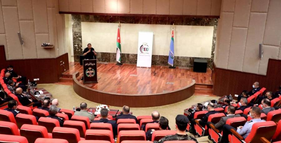 مدير الأمن العام يلتقي القادة والمديرين في الشرطة والدفاع المدني