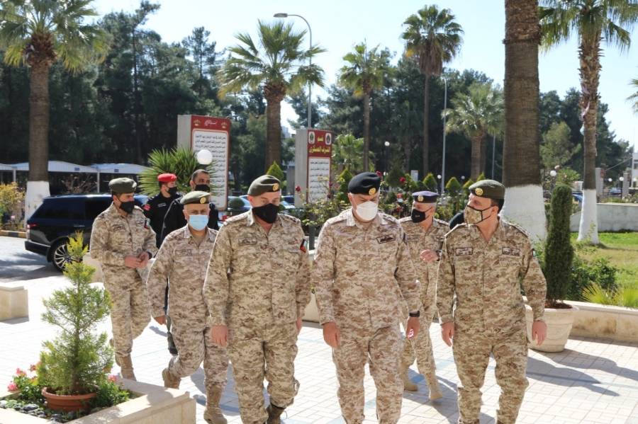 رئيس هيئة الأركان المشتركة يلتقي عدداً من المدراء السابقين للخدمات الطبية الملكية