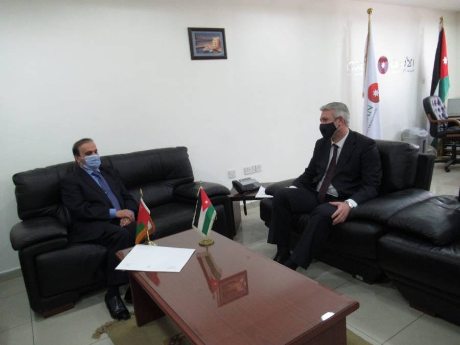 رئيس هيئة الإستثمار يبحث سبل التعاون مع سفير سلطنة عُمان لدى الأردن