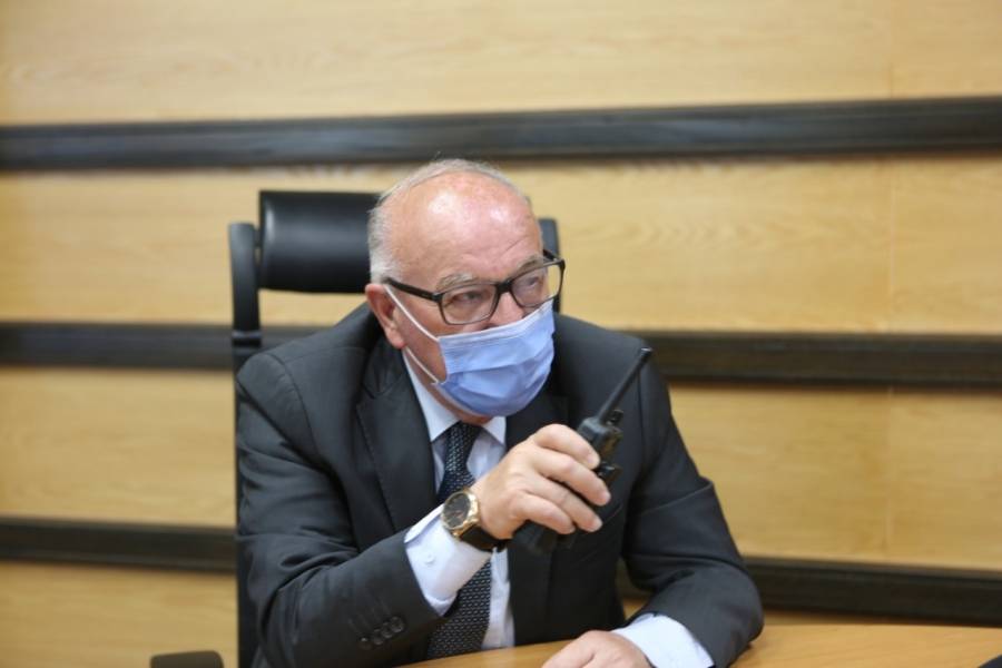 وزير الاشغال من غرفة الطوارئ الرئيسية يدعو الزملاء في الميدان إلى البقاء على أهبة الاستعداد