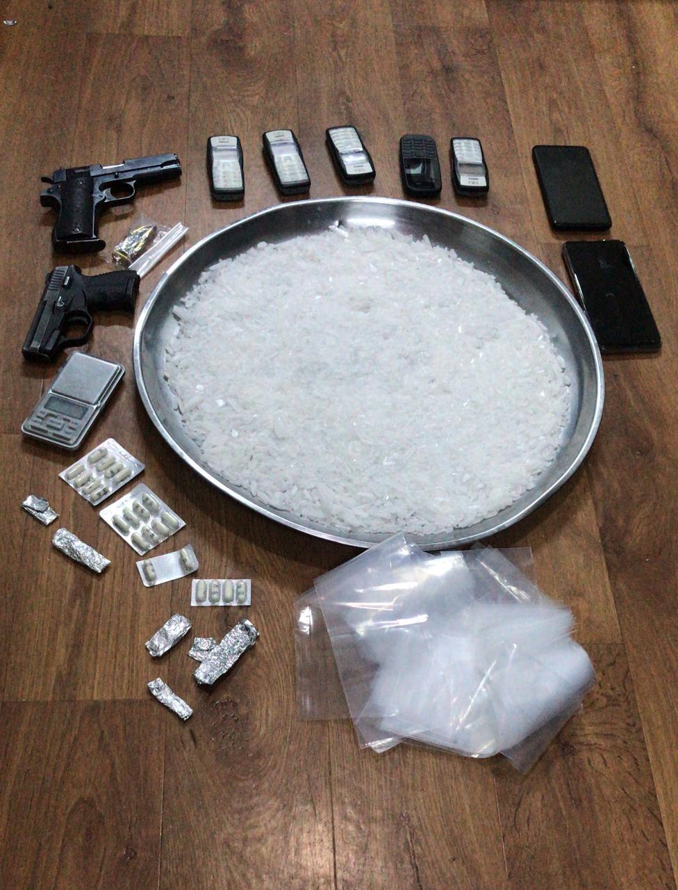 ضبط كمية كبيرة من بودرة الحشيش الصناعي داخل احد الطرود وإلقاء القبض على المتورط بالقضية .