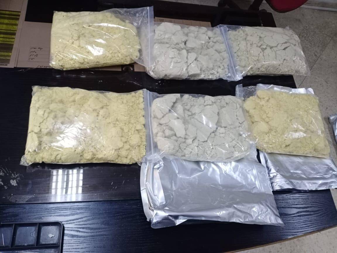 ضبط كمية كبيرة من بودرة الحشيش الصناعي داخل احد الطرود وإلقاء القبض على المتورط بالقضية .