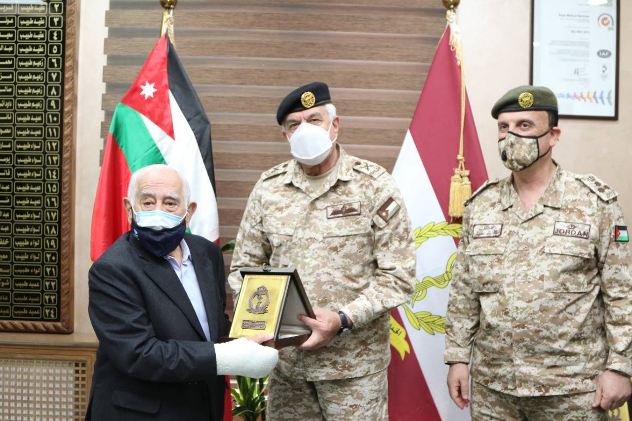 رئيس هيئة الأركان المشتركة يلتقي عدداً من المدراء السابقين للخدمات الطبية الملكية