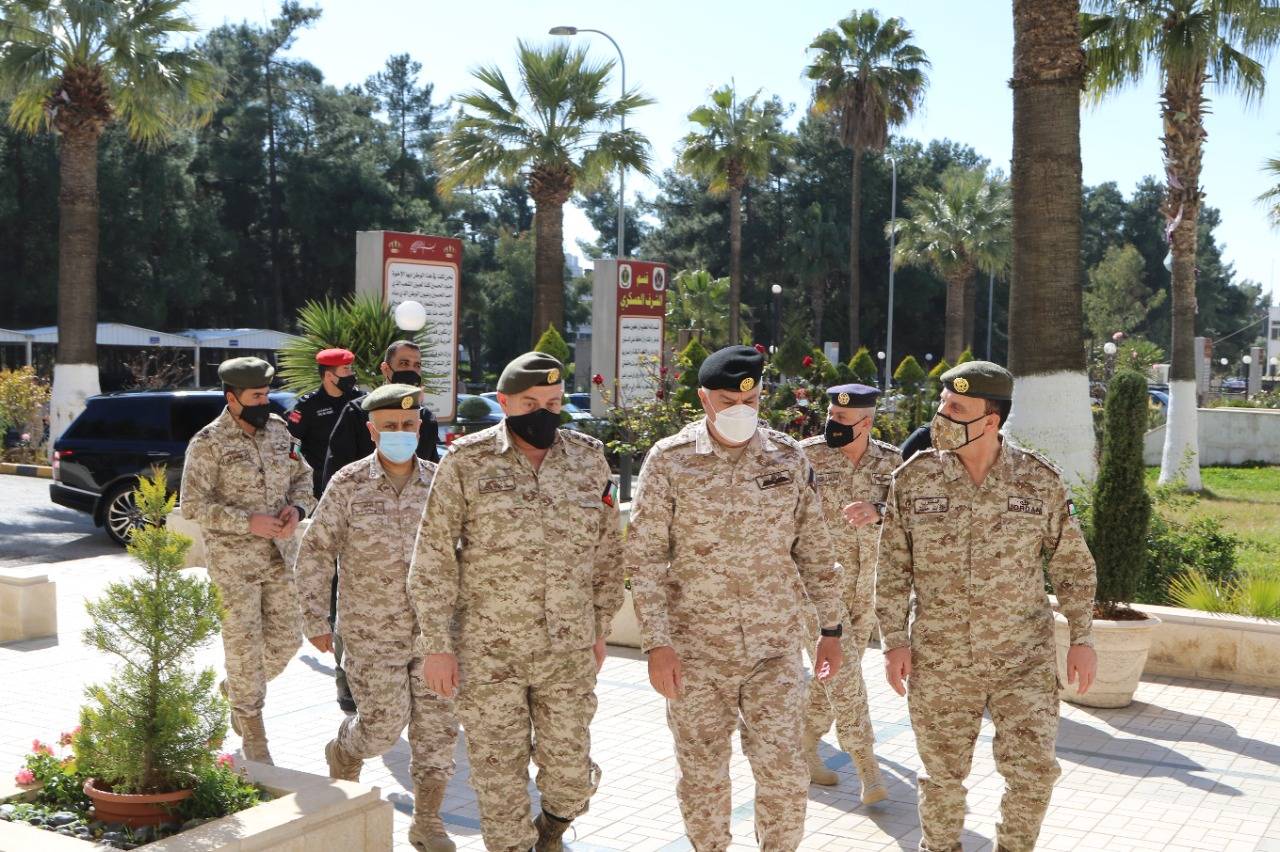 رئيس هيئة الأركان المشتركة يلتقي عدداً من المدراء السابقين للخدمات الطبية الملكية