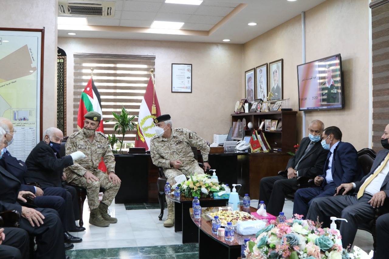 رئيس هيئة الأركان المشتركة يلتقي عدداً من المدراء السابقين للخدمات الطبية الملكية
