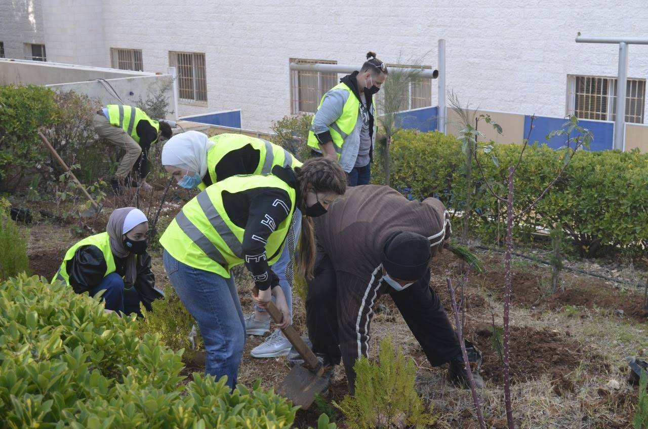 ضمن احتفالاتها بمئوية تأسيس الدولة الأردنية وبيوم الشجرة... عمان الاهلية تنظم حملة لزراعة الأشجار برعاية وزير الزراعة