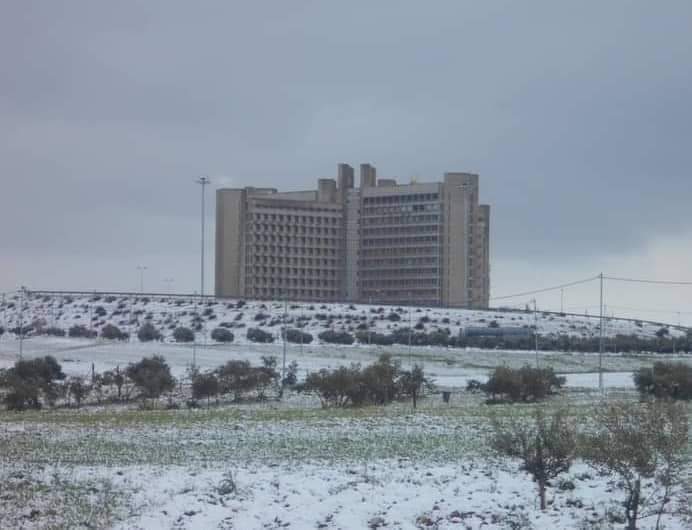 مستشفى الملك المؤسس يعلن عن تعطيل الدوام ليوم غدٍ الخميس نظرا للظروف الجوية السائدة