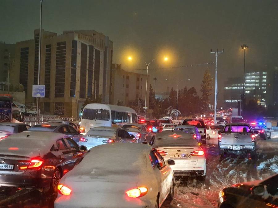 شاهد بالفيديو : ازدحام المركبات في الطرق يعرقل عمل آليات أمانة عمّان وكاسحات الثلوج