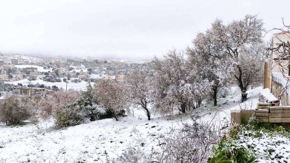 تساقط ثلوج على مرتفعات جبلية عالية في عدة مناطق..صور 