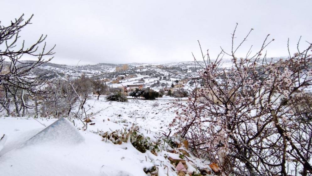 تساقط ثلوج على مرتفعات جبلية عالية في عدة مناطق..صور 