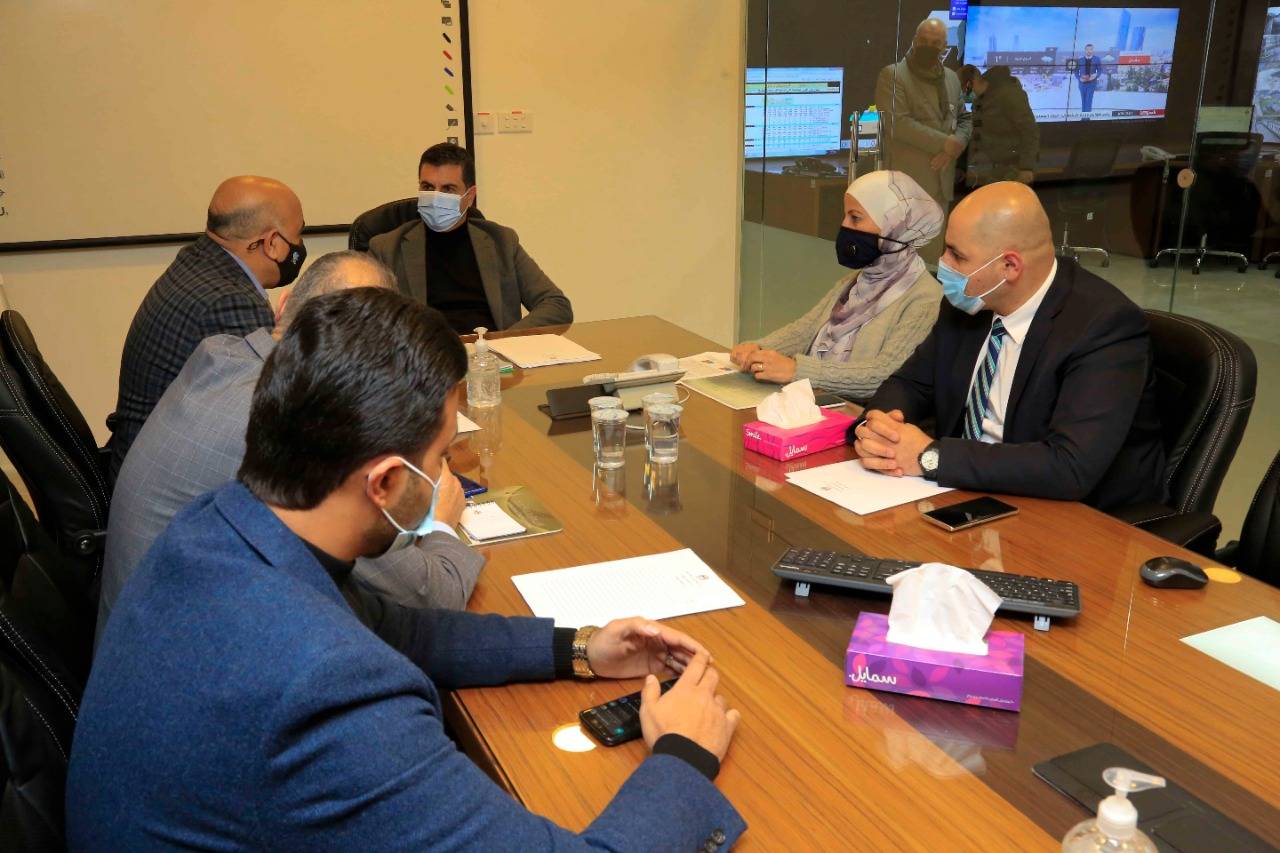 وزير المياه والري يعقد اجتماعا طارئا في مركز العمليات والسيطرة في قطاع المياه