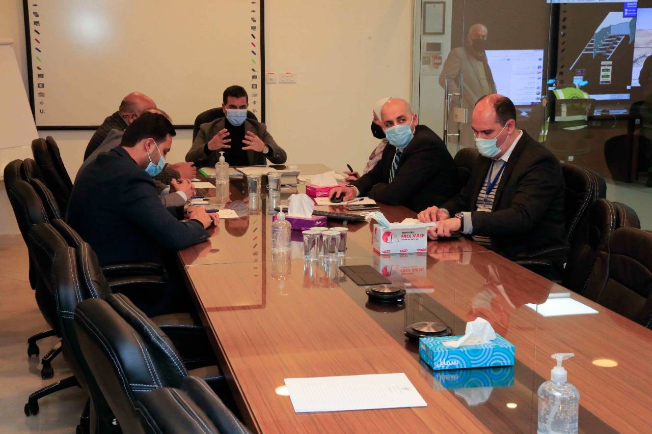 وزير المياه والري يعقد اجتماعا طارئا في مركز العمليات والسيطرة في قطاع المياه