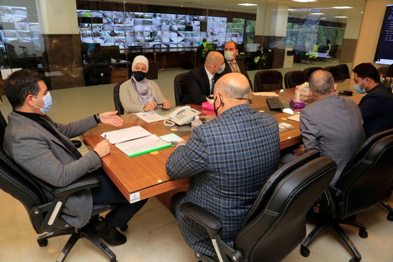 وزير المياه والري يعقد اجتماعا طارئا في مركز العمليات والسيطرة في قطاع المياه