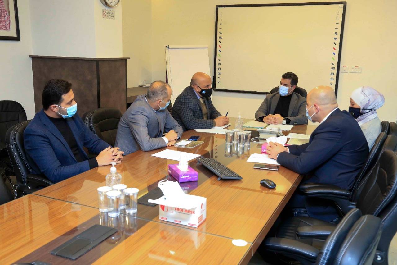 وزير المياه والري يعقد اجتماعا طارئا في مركز العمليات والسيطرة في قطاع المياه