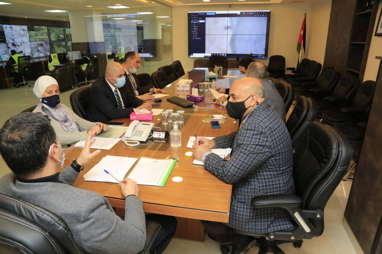 وزير المياه والري يعقد اجتماعا طارئا في مركز العمليات والسيطرة في قطاع المياه