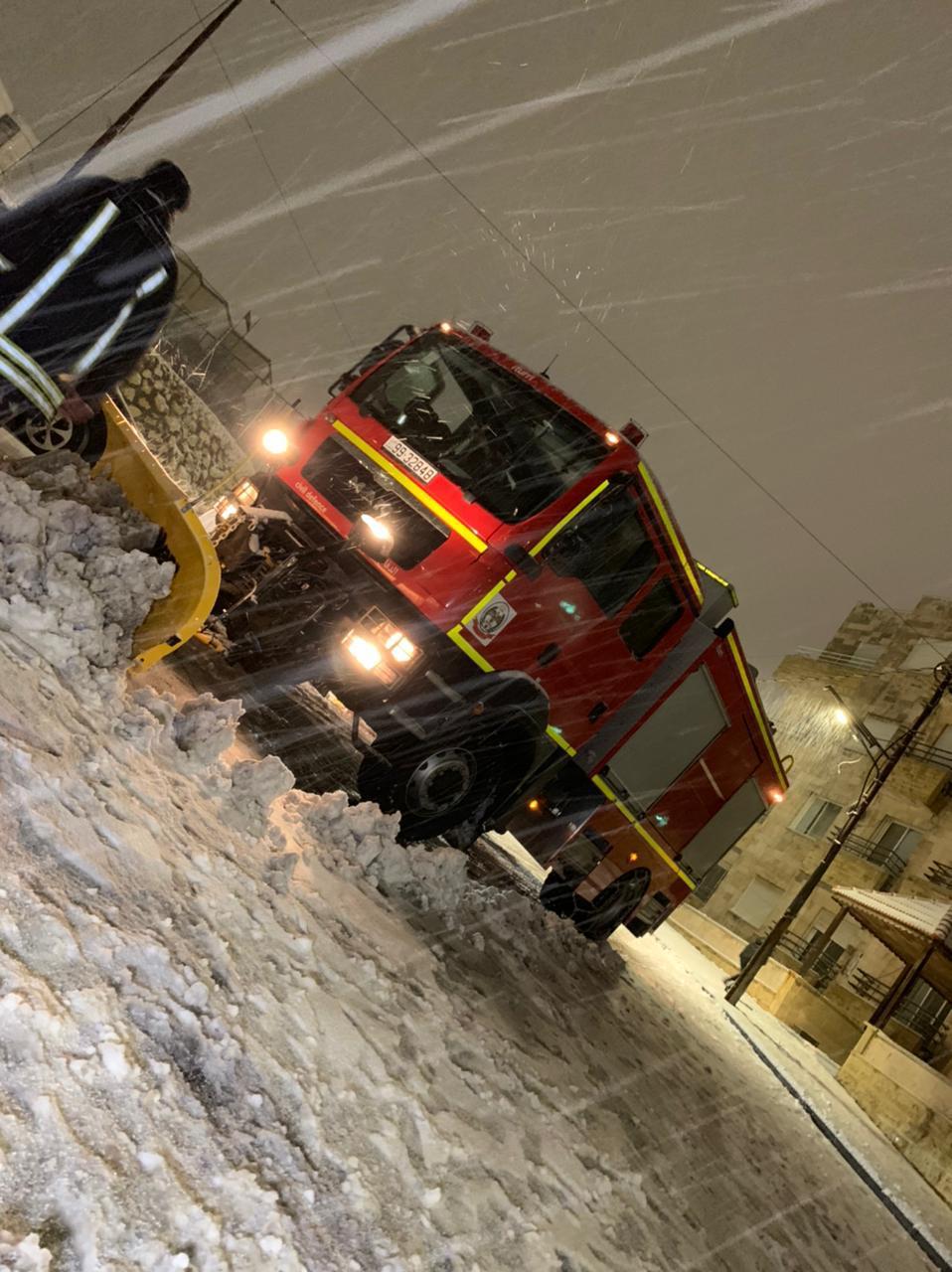 جهود متواصلة يبذلها رجال مديرية الامن العام في هذه الظروف الجوية الني تعم المملكة .. صور 