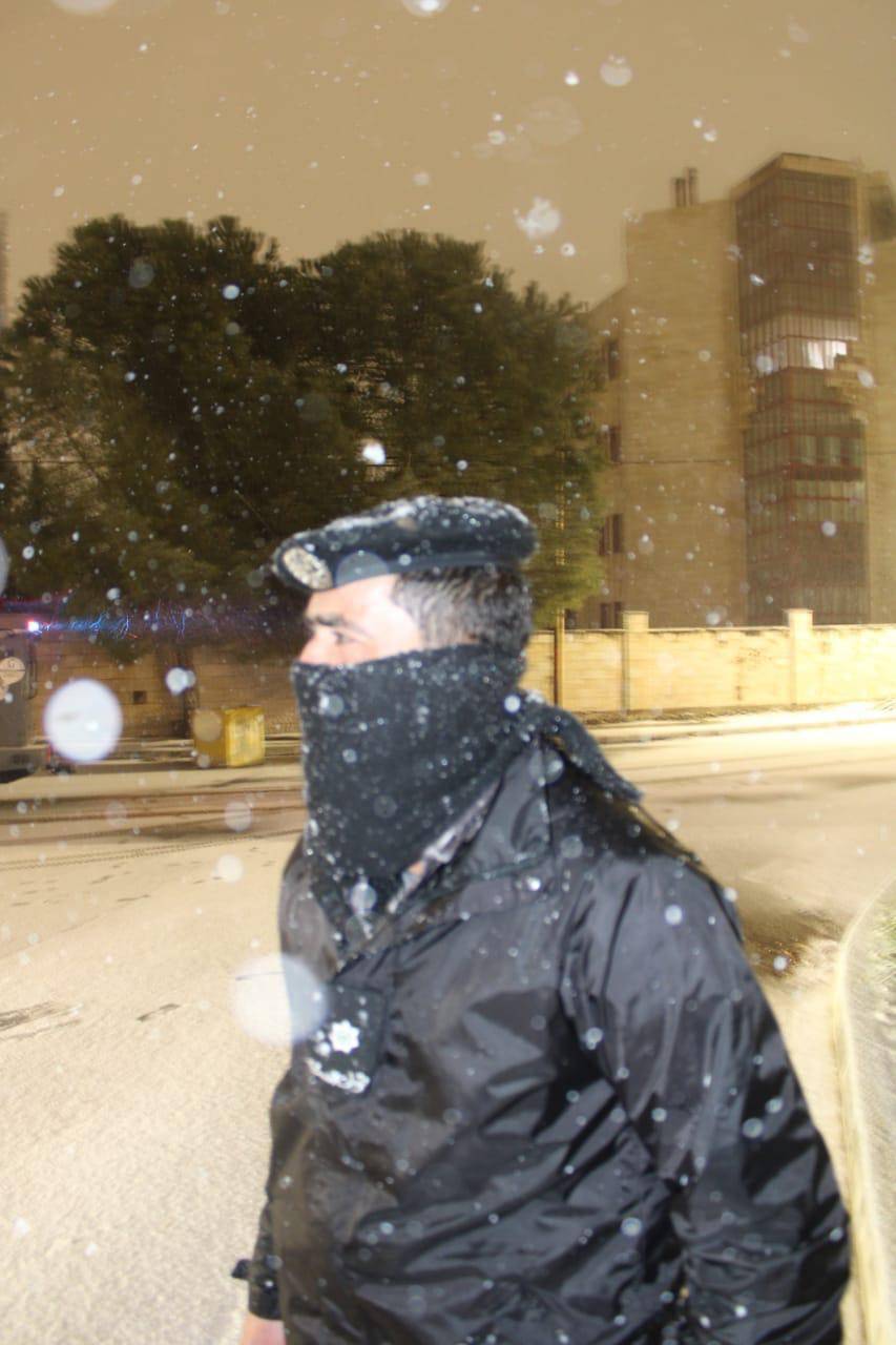 جهود متواصلة يبذلها رجال مديرية الامن العام في هذه الظروف الجوية الني تعم المملكة .. صور 