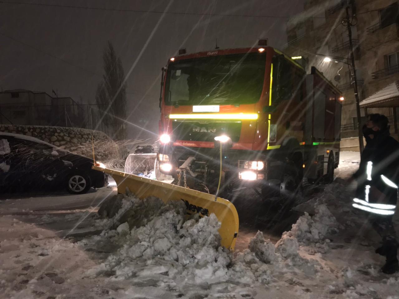 جهود متواصلة يبذلها رجال مديرية الامن العام في هذه الظروف الجوية الني تعم المملكة .. صور 