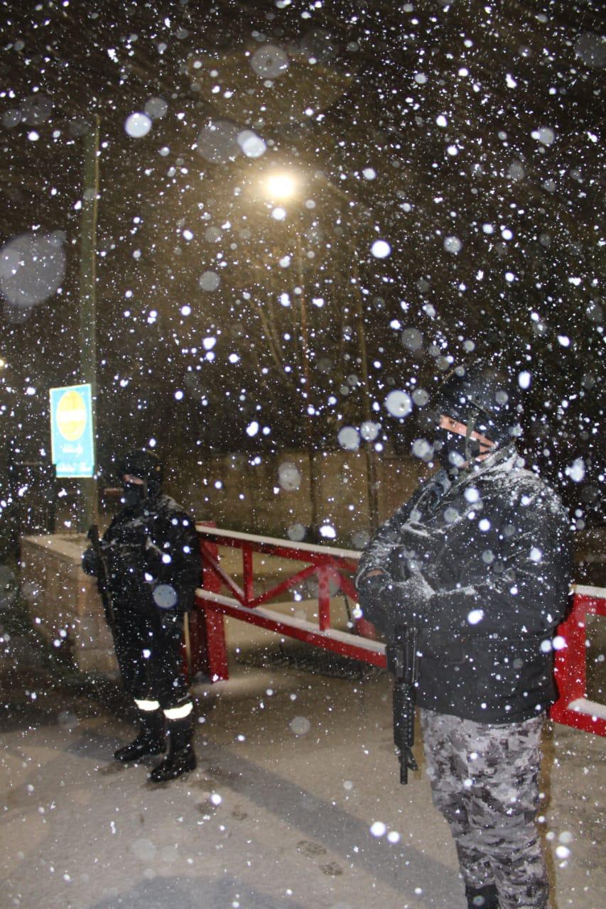 جهود متواصلة يبذلها رجال مديرية الامن العام في هذه الظروف الجوية الني تعم المملكة .. صور 