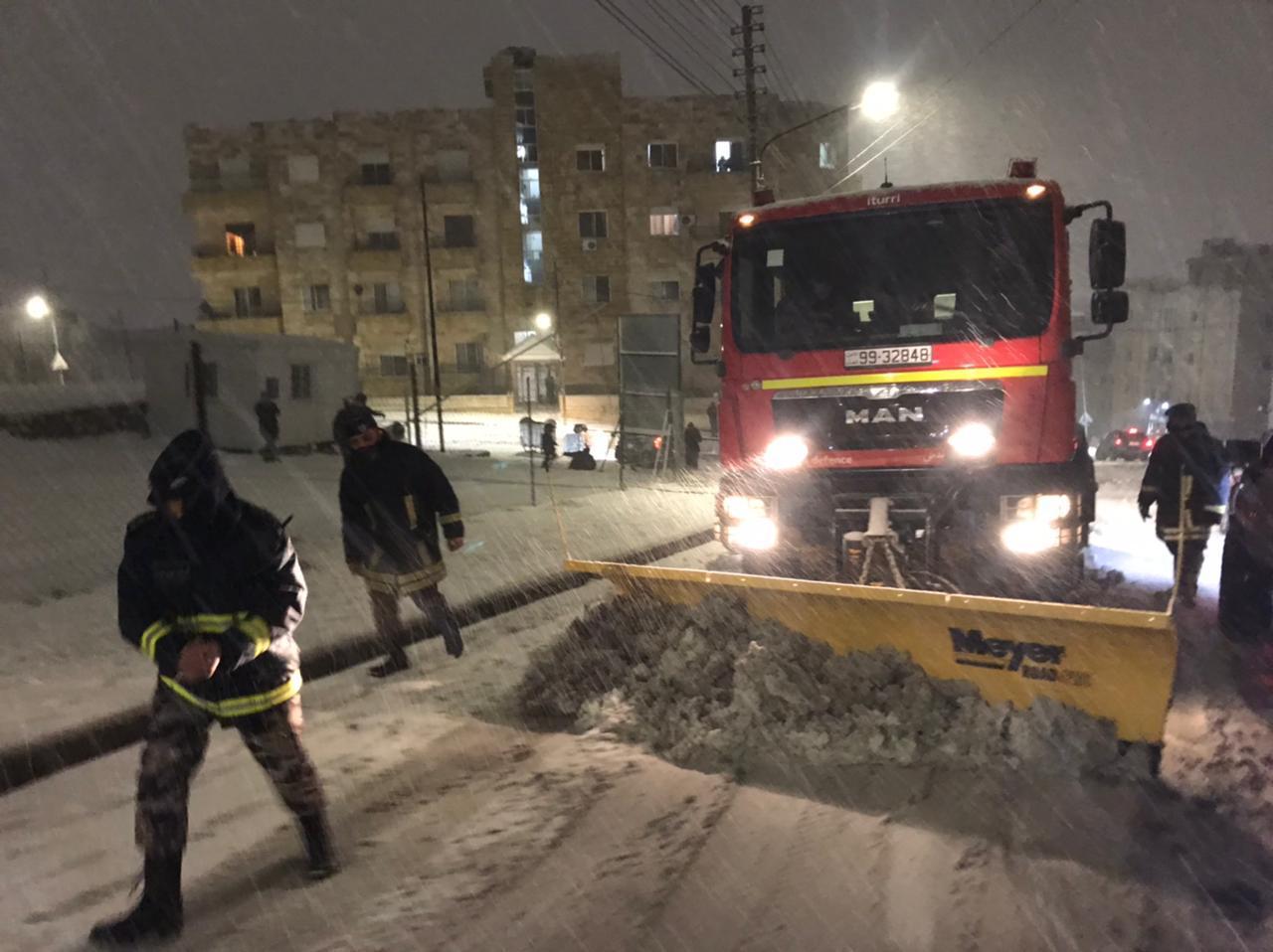 جهود متواصلة يبذلها رجال مديرية الامن العام في هذه الظروف الجوية الني تعم المملكة .. صور 