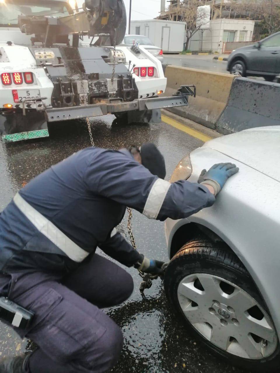 جهود متواصلة يبذلها رجال مديرية الامن العام في هذه الظروف الجوية الني تعم المملكة .. صور 
