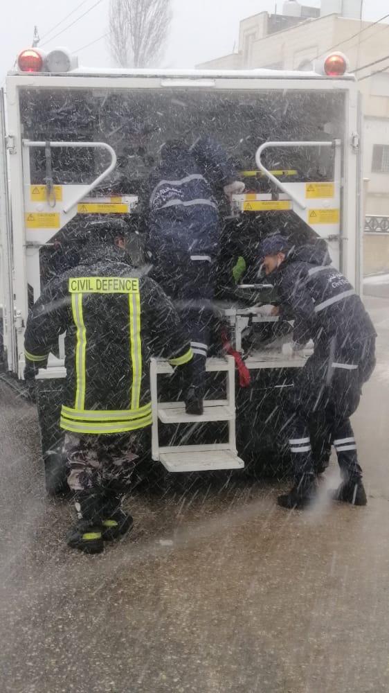 جهود متواصلة يبذلها رجال مديرية الامن العام في هذه الظروف الجوية الني تعم المملكة .. صور 