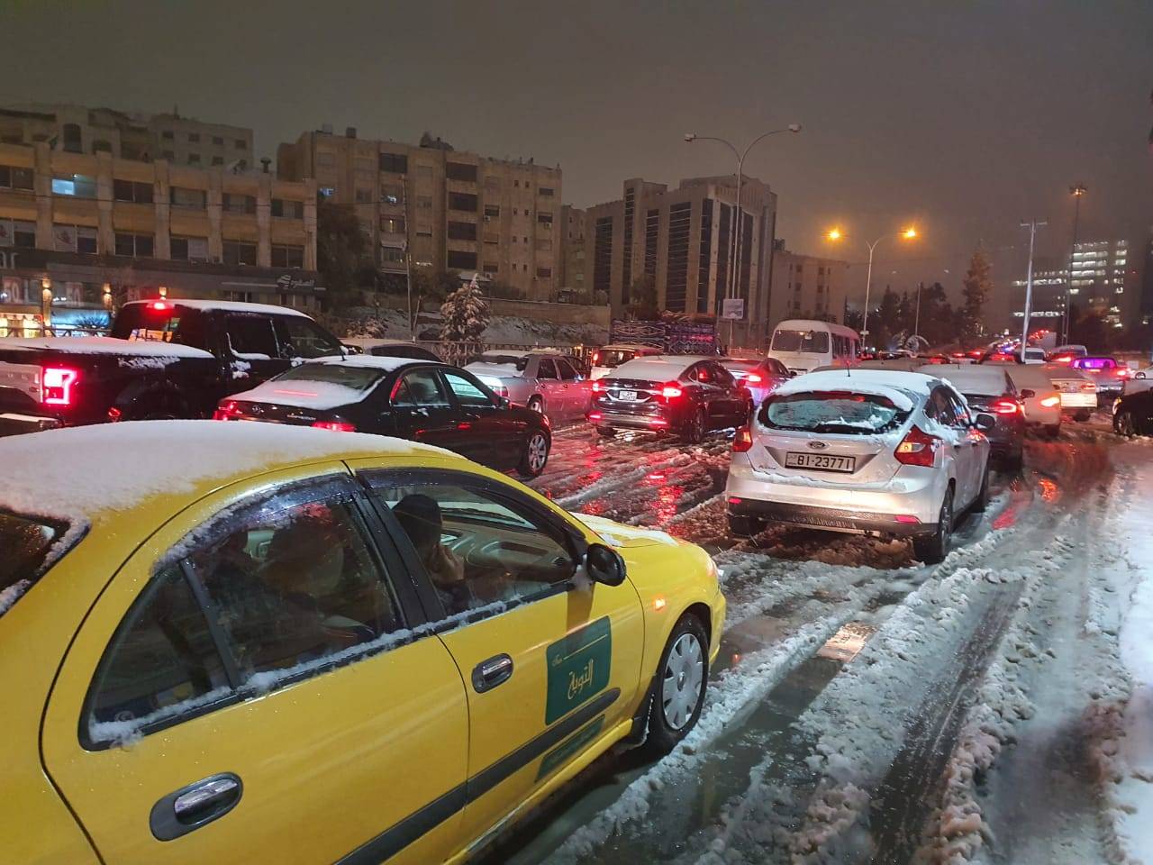 شاهد بالفيديو : ازدحام المركبات في الطرق يعرقل عمل آليات أمانة عمّان وكاسحات الثلوج 