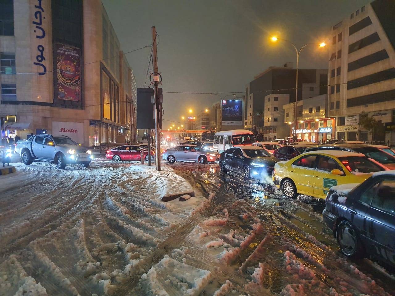 شاهد بالفيديو : ازدحام المركبات في الطرق يعرقل عمل آليات أمانة عمّان وكاسحات الثلوج 