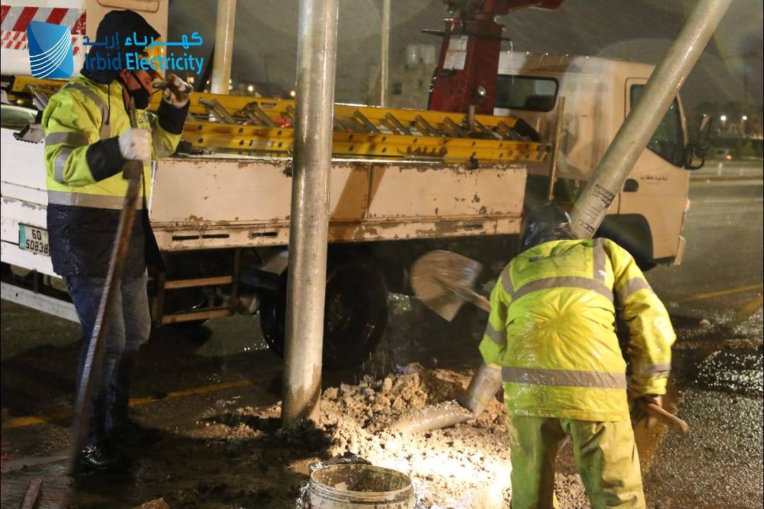 كهرباء اربد تواصل عملها لضمان استمرار الخدمة في ظل الظروف الجوية 