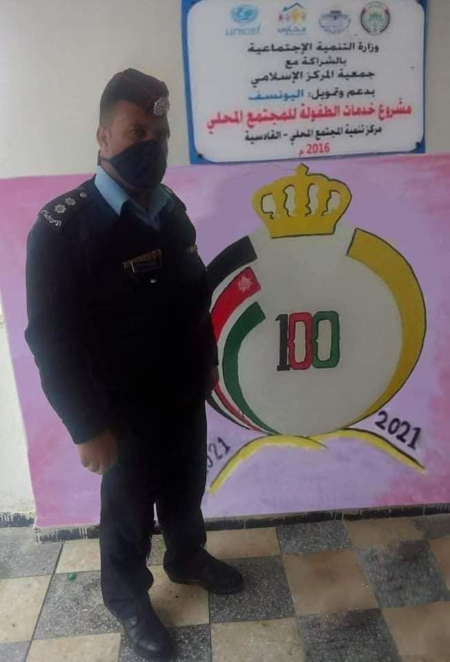 شعار المئوية يزين مدخل مكتب ومركز تنمية مجتمع محلي القادسية