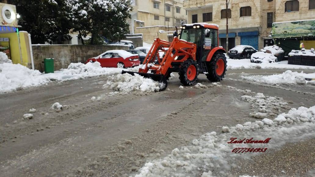 بلدية السلط تتعامل مع المنخفض الجوي بحرفية