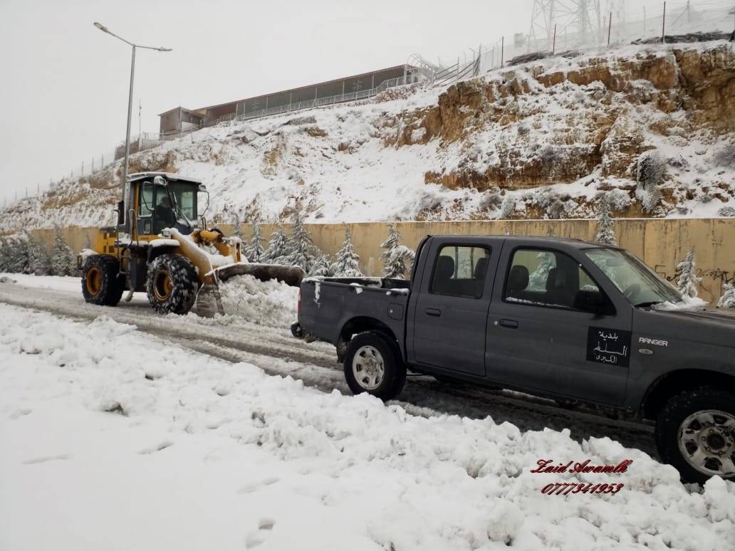 بلدية السلط تتعامل مع المنخفض الجوي بحرفية