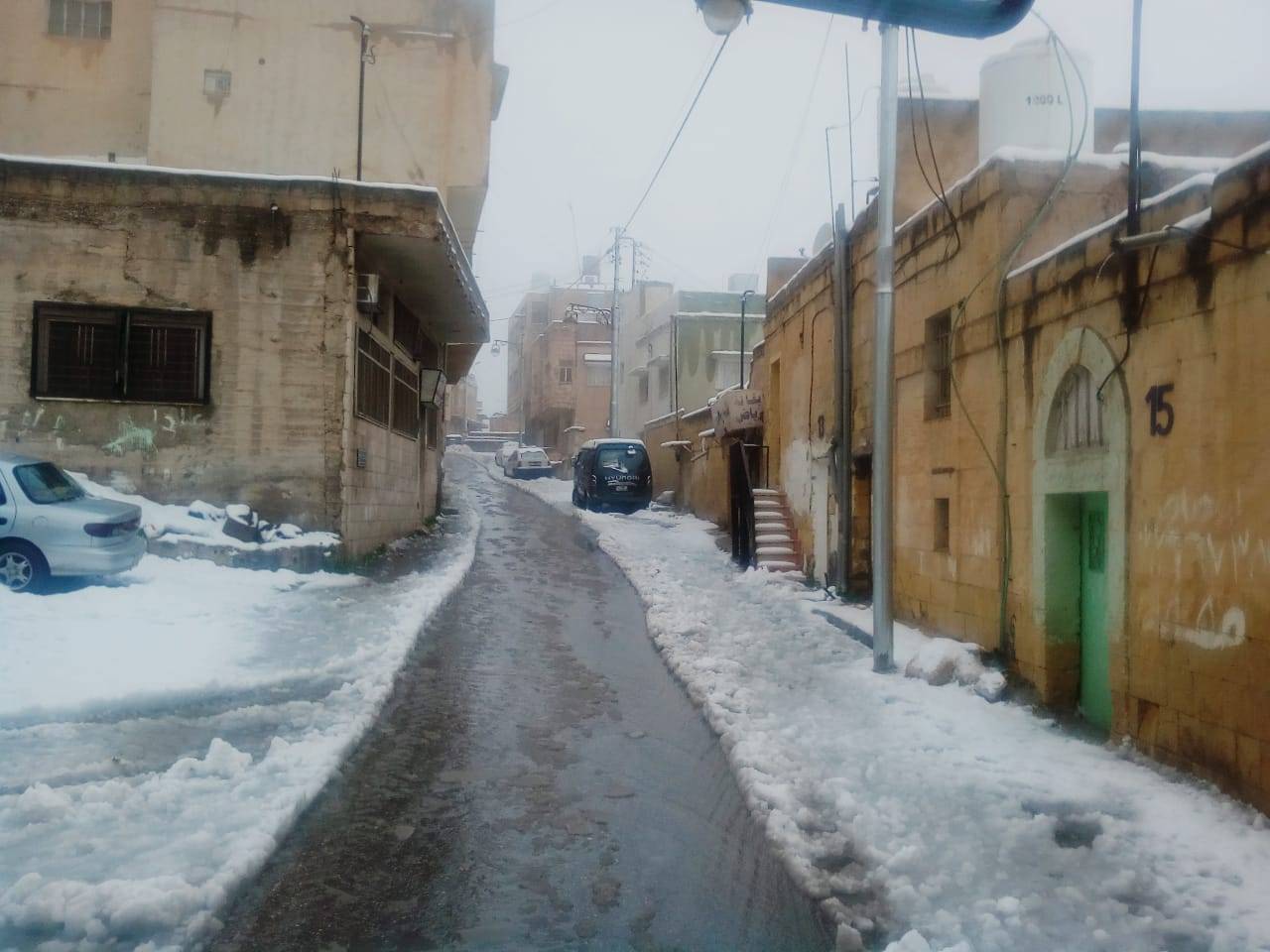 بلدية السلط تتعامل مع المنخفض الجوي بحرفية