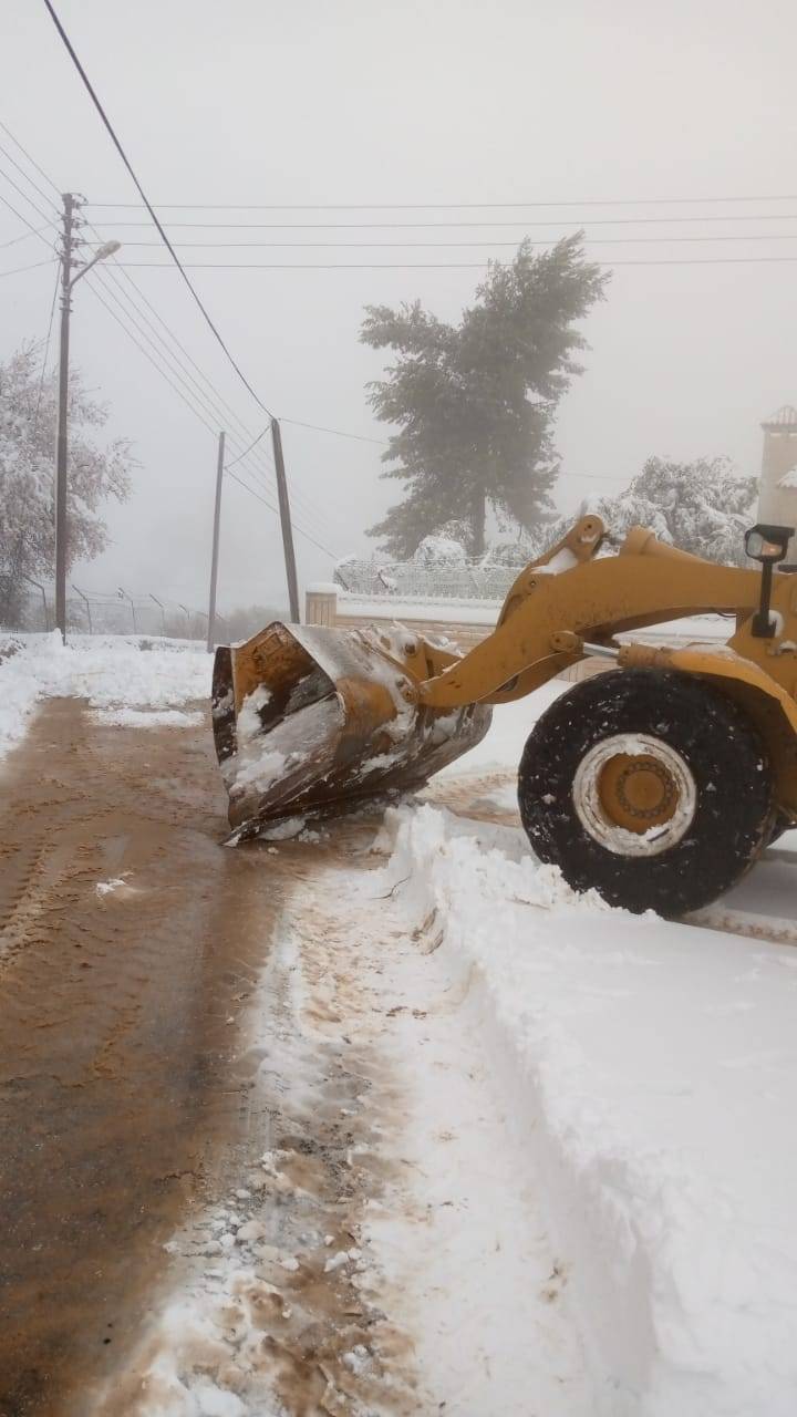 بلدية السلط تتعامل مع المنخفض الجوي بحرفية