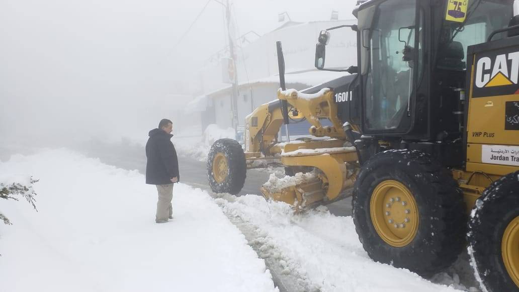 بلدية السلط تتعامل مع المنخفض الجوي بحرفية