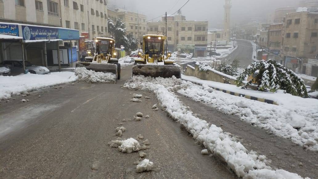 بلدية السلط تتعامل مع المنخفض الجوي بحرفية