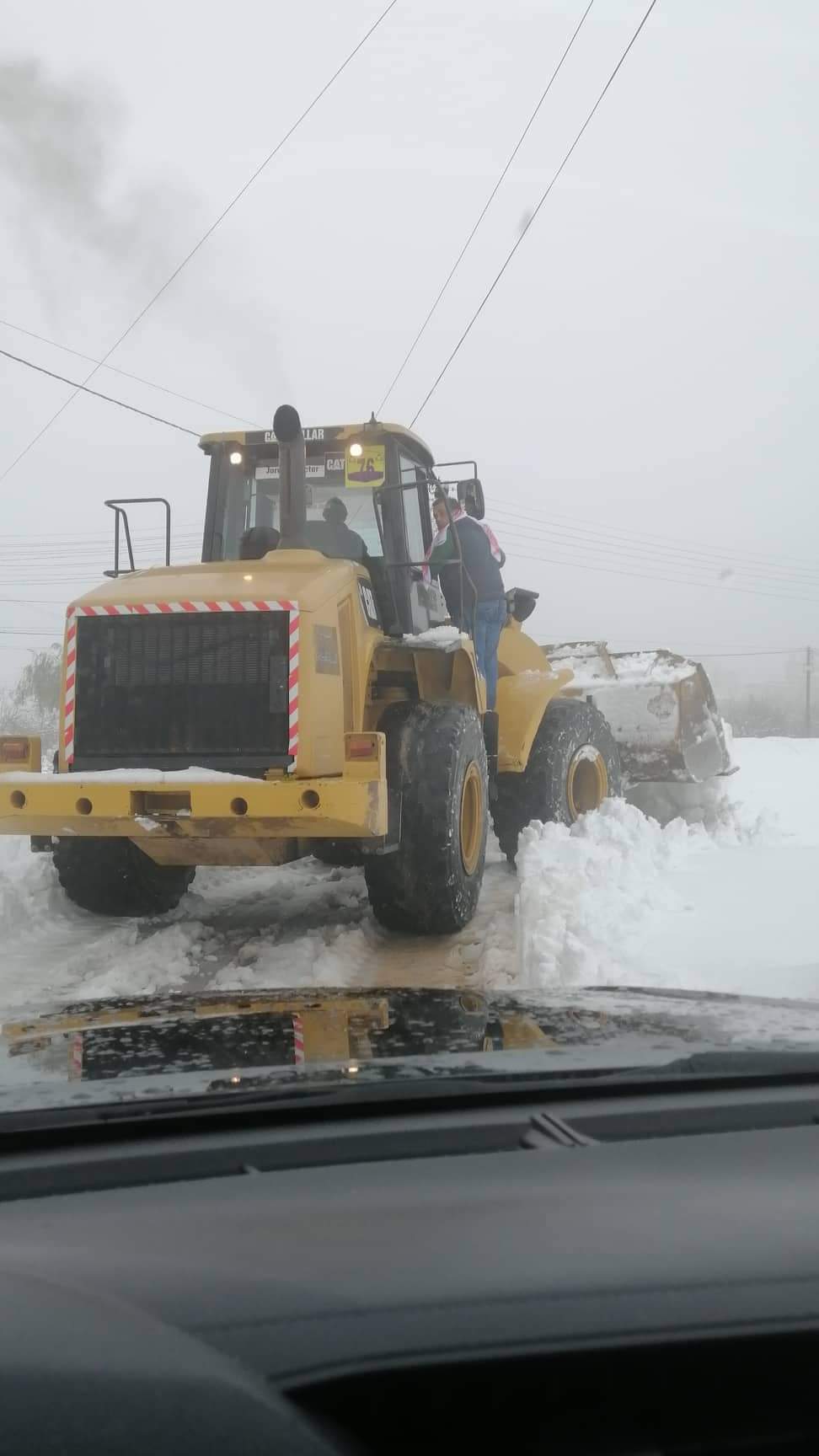 بلدية السلط تتعامل مع المنخفض الجوي بحرفية