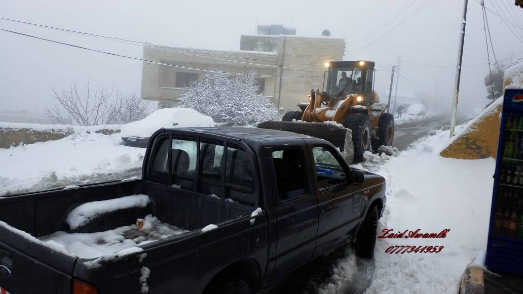 بلدية السلط تتعامل مع المنخفض الجوي بحرفية