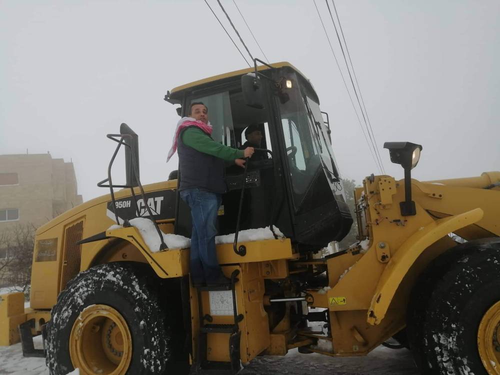 بلدية السلط تتعامل مع المنخفض الجوي بحرفية