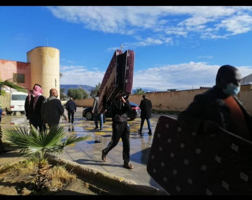 التربية : نقل ثلاث عائلات مكونة من 18 فردًا من منازلهم إلى مدرسة الطوال الشمالي الأساسية للبنين في لواء دير علا