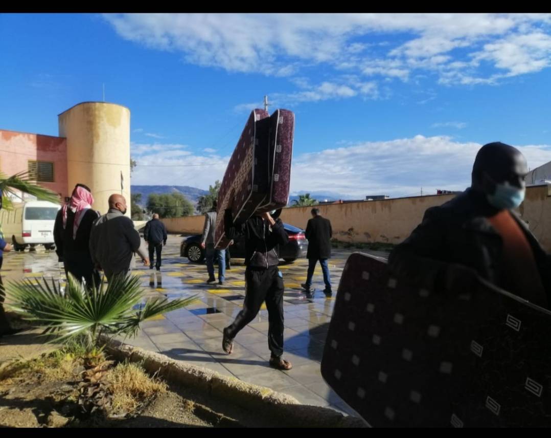 التربية : نقل ثلاث عائلات مكونة من 18 فردًا من منازلهم إلى مدرسة الطوال الشمالي الأساسية للبنين في لواء دير علا 