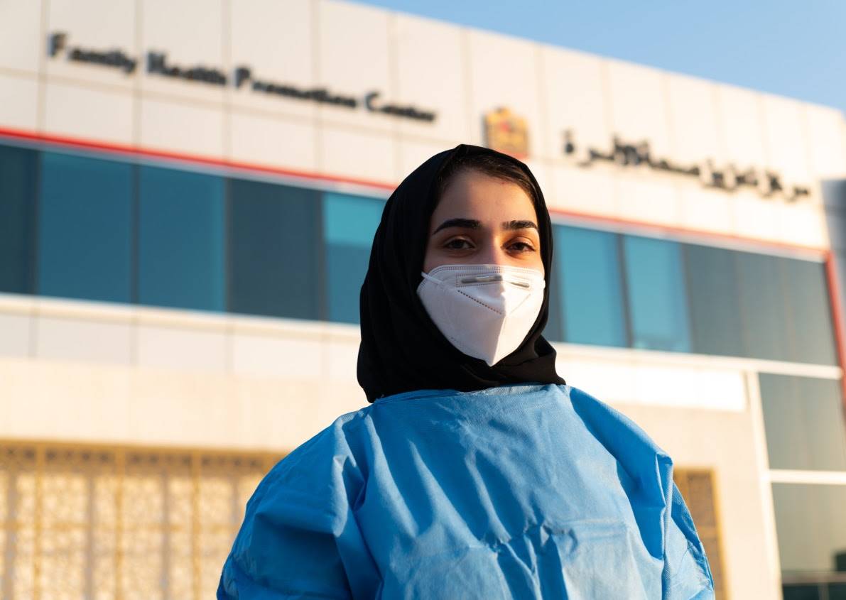 تجربة مُلهمة لطالبة طب في عجمان تطوعت لمواجهة الجائحة